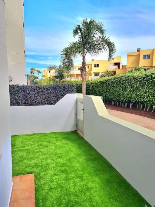 Homely Apt In Modern Building With Pool San Miguel de Abona Eksteriør billede